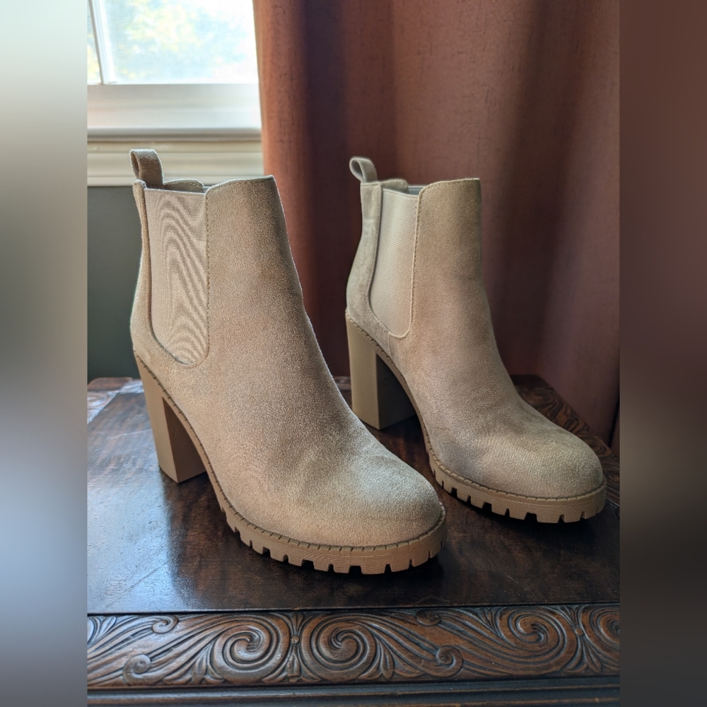 SODA Tan Faux Suede Chelsea Ankle Boots - Chunky Block Heel & Lug Sole - Size 9